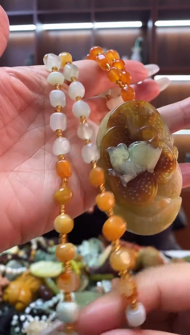 未镶嵌蛇纹石玉吊坠     