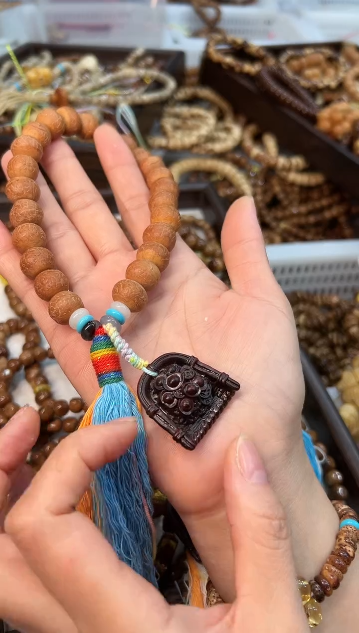 非洲紫檀（红花梨）吊坠  风眼菩提设计款 手持