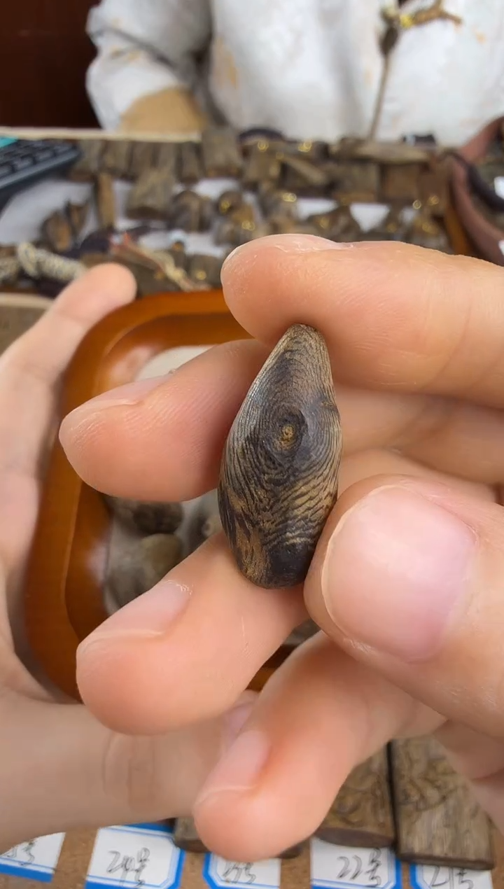 沉香沉香碎屑奇楠沉香沉水原材料树丁一个