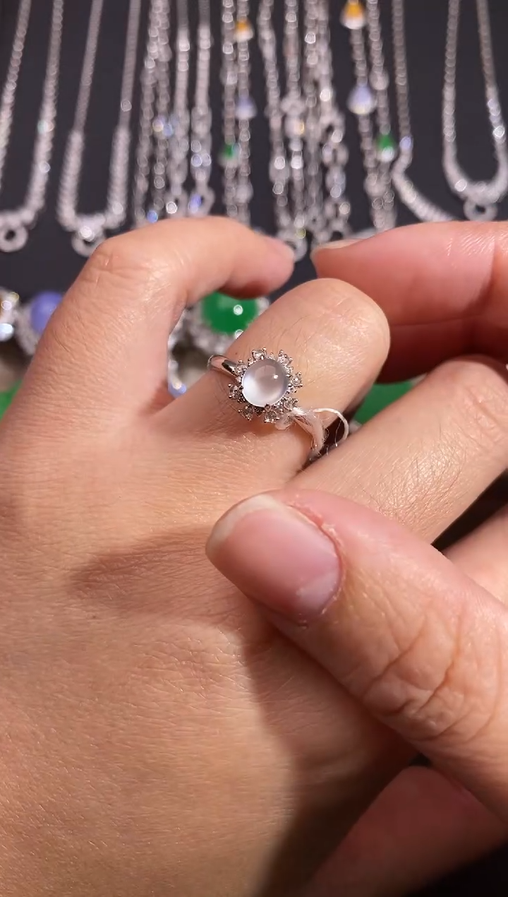 颈饰18K金镶嵌翡翠戒指