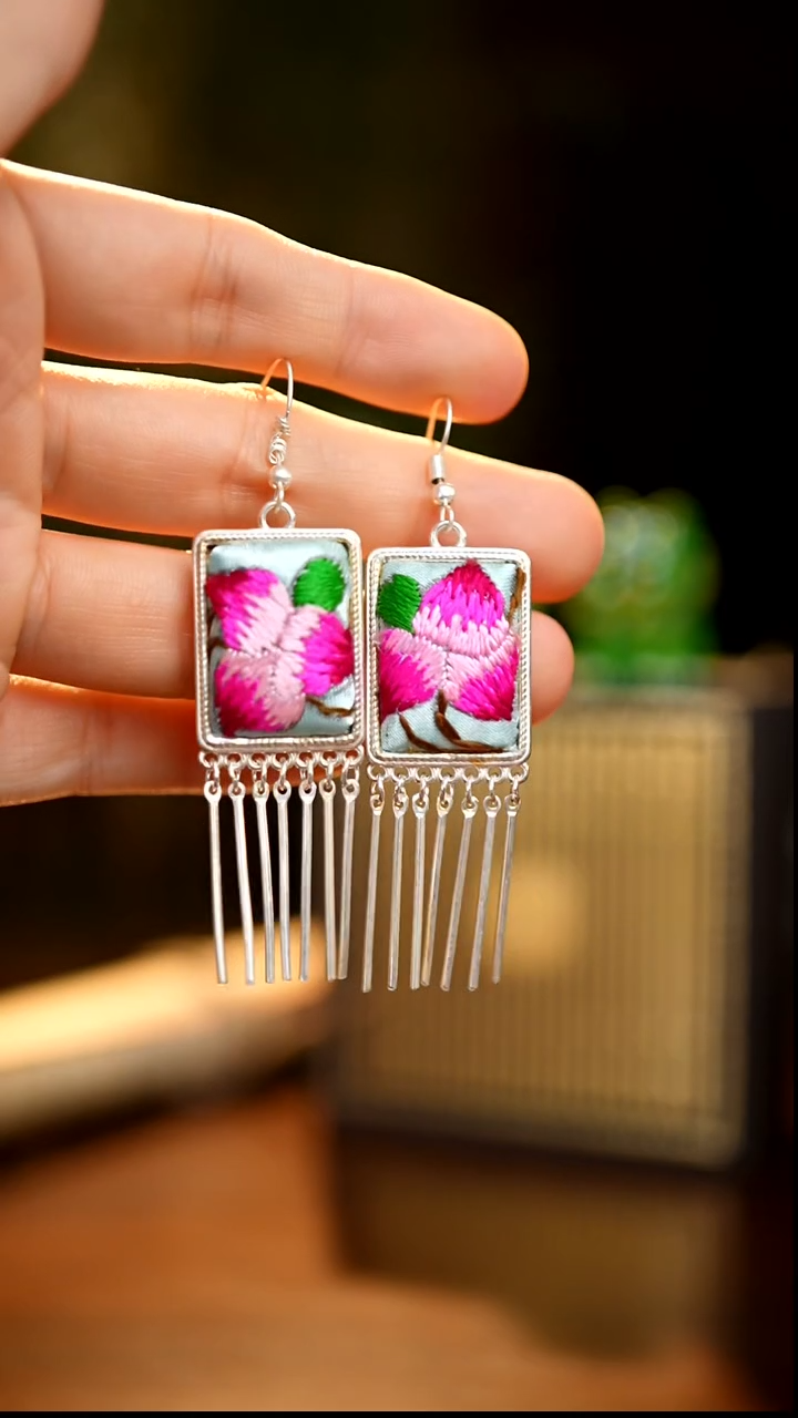 刺绣私人定制苗族手工Q4