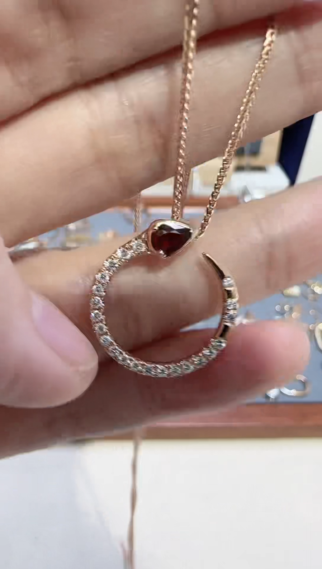 【闪购商品】钻石吊坠(不含链)18K金镶嵌多样性发货发其一