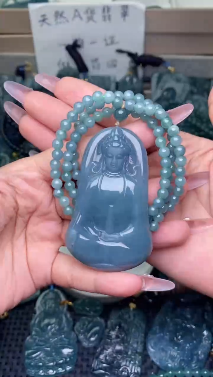 翡翠未镶嵌颈饰          