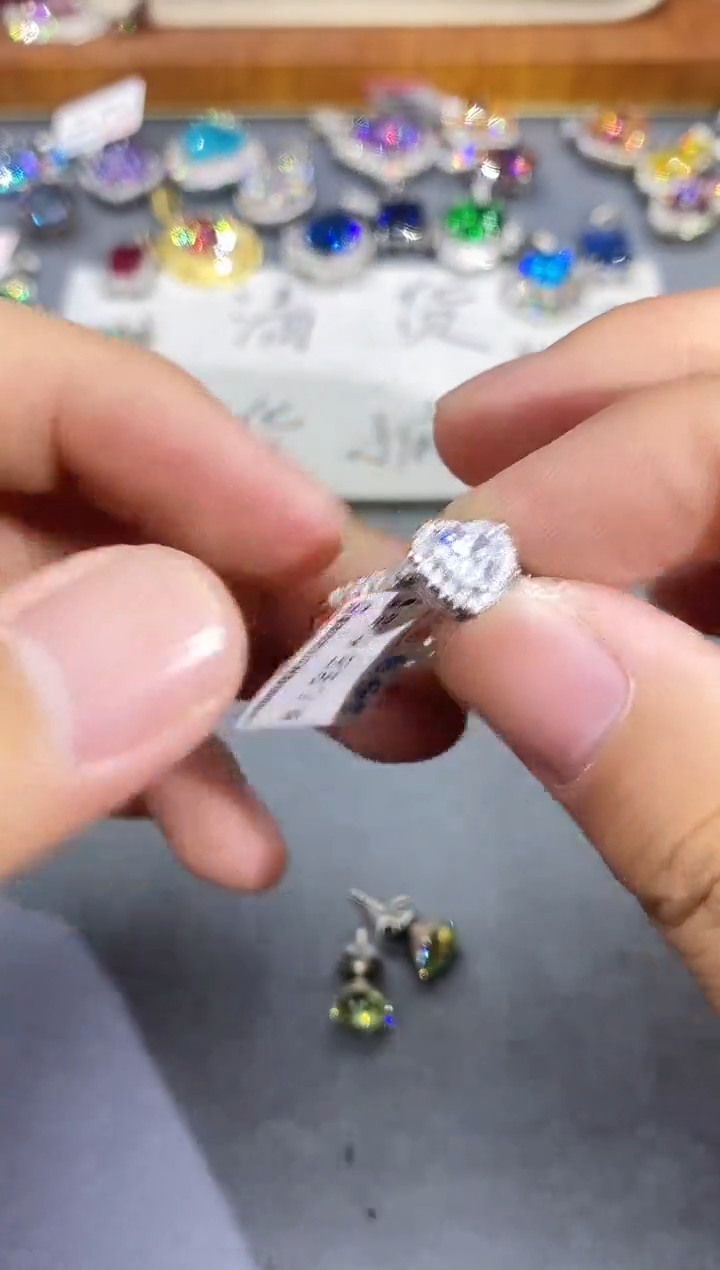 未镶嵌实验室培育钻石耳饰1