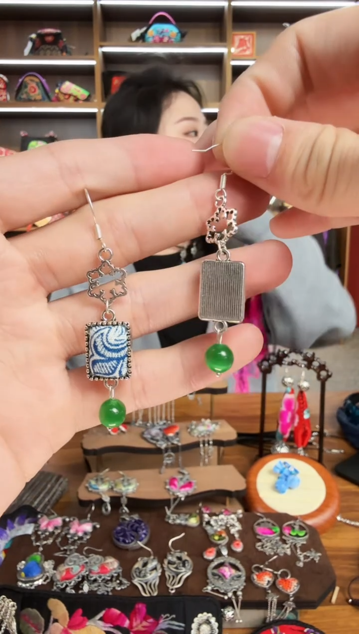 【闪购商品】织绣84蒙阿苏苗绣传承