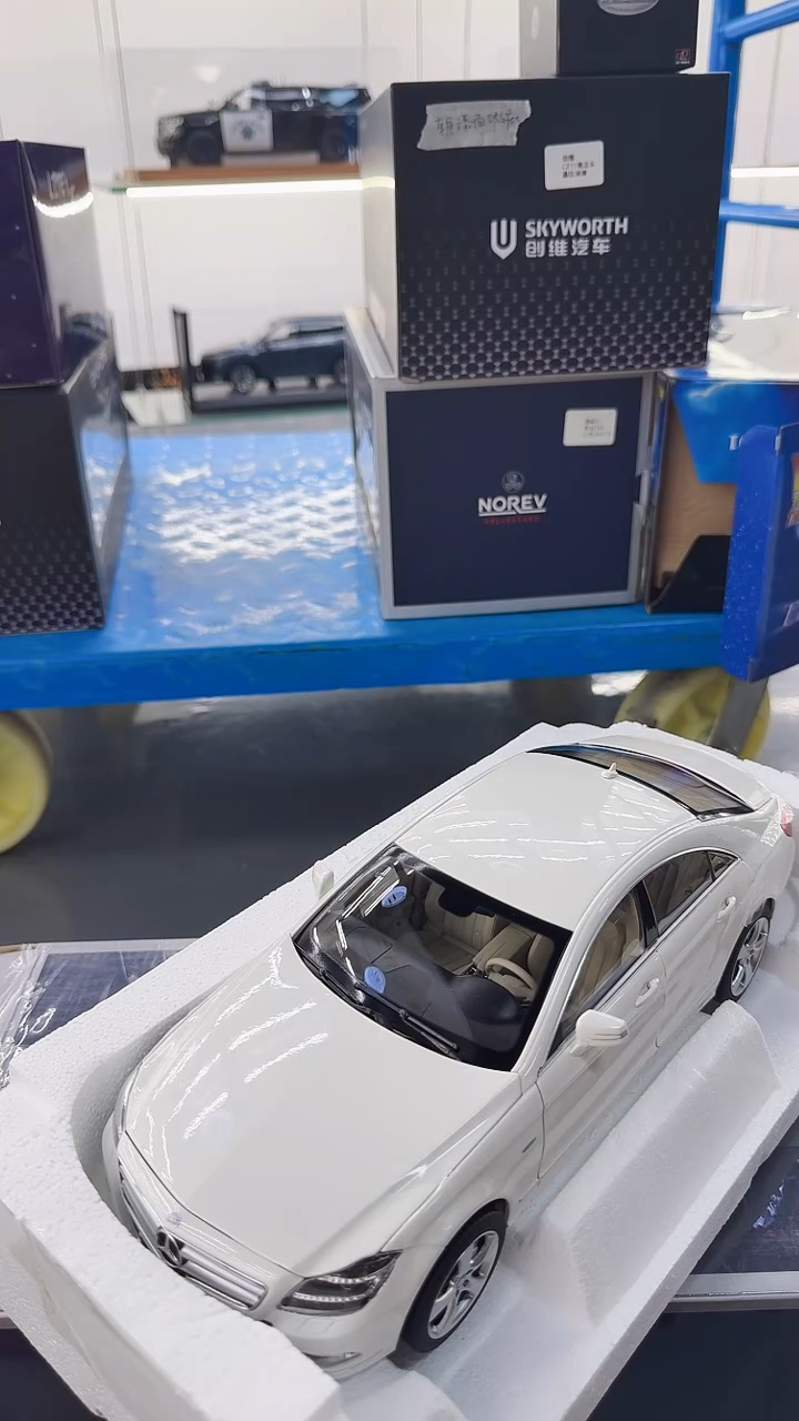 诺威尔CLS白色1/18 不退换