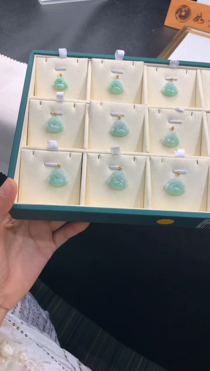 【闪购商品】翡翠吊坠(赠链)18K金镶嵌FA52翡翠佛公多样性发其一