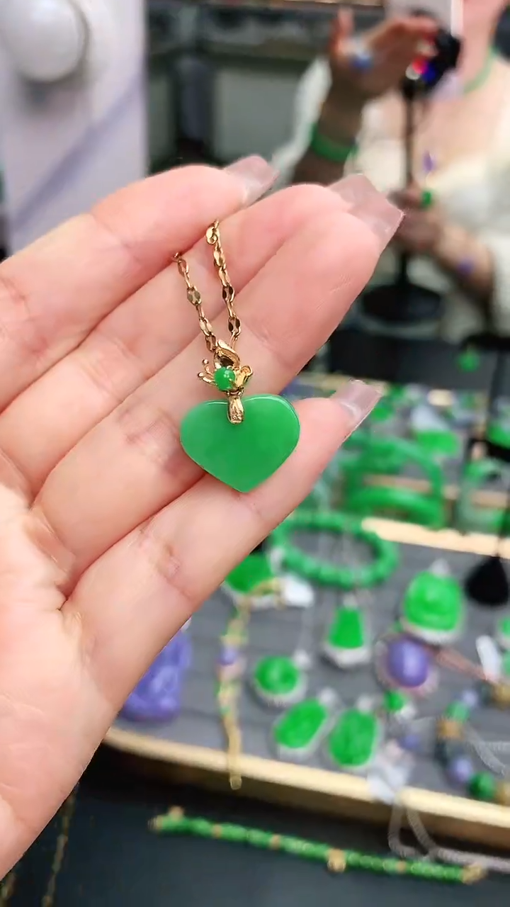 颈饰18K金镶嵌翡翠赠礼盒证书