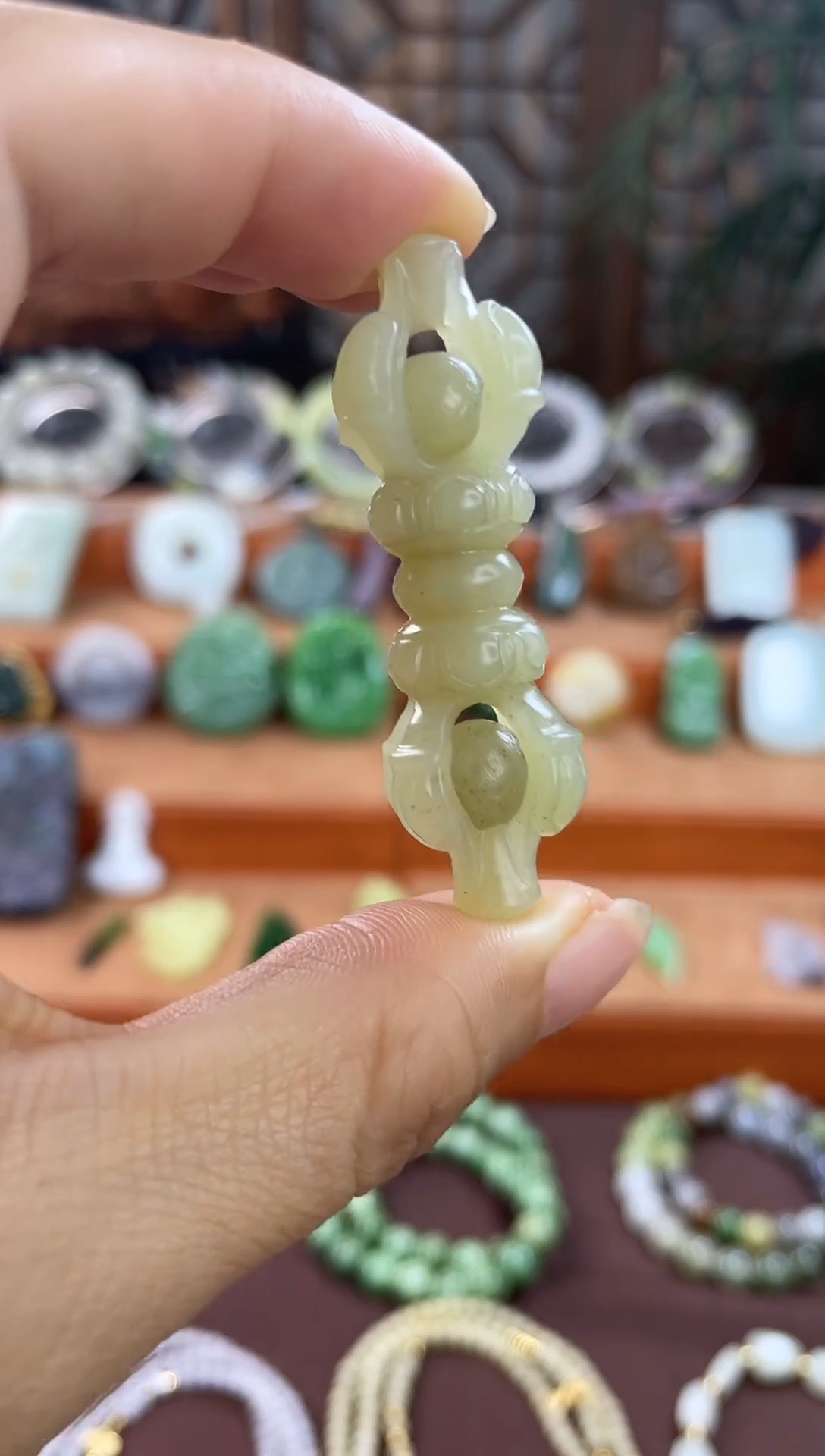 颈饰未镶嵌和田玉新疆黄口金刚铃吊坠带证书