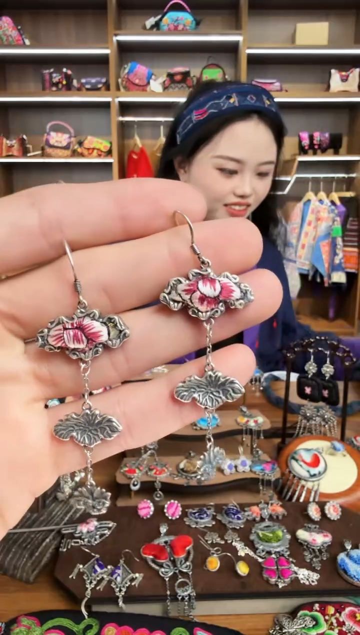 【闪购商品】织绣196蒙阿苏苗绣传承