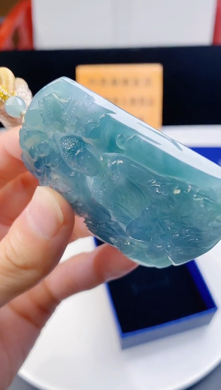 颈饰未镶嵌翡翠   