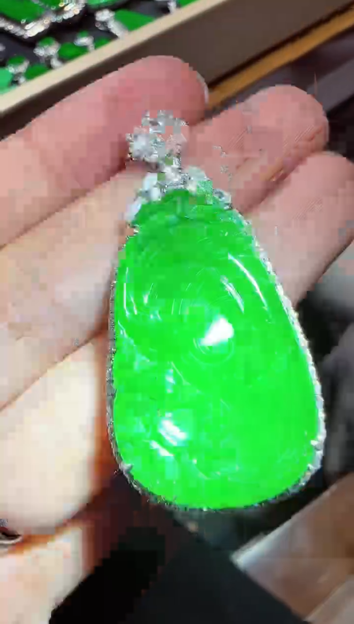 【闪购商品】翡翠吊坠(不含链)18K金镶嵌阳绿如意
