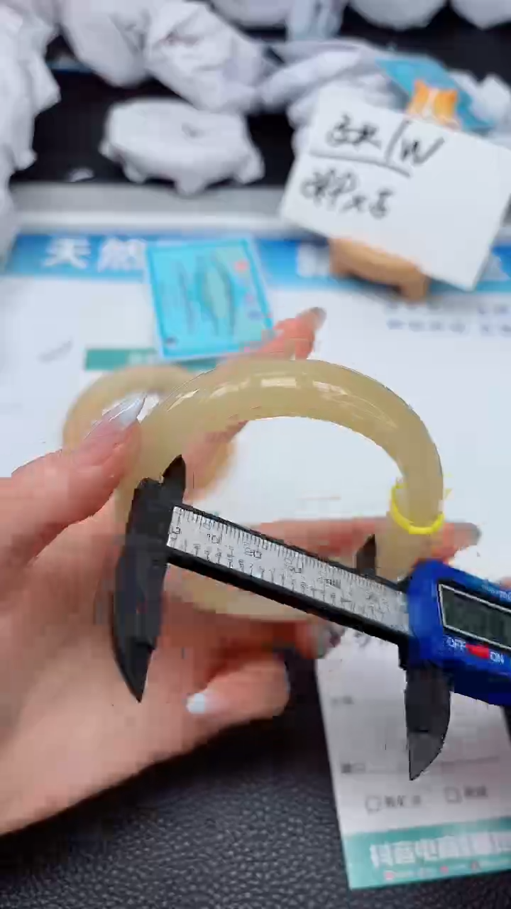 【闪购商品】石英质玉手镯未镶嵌339