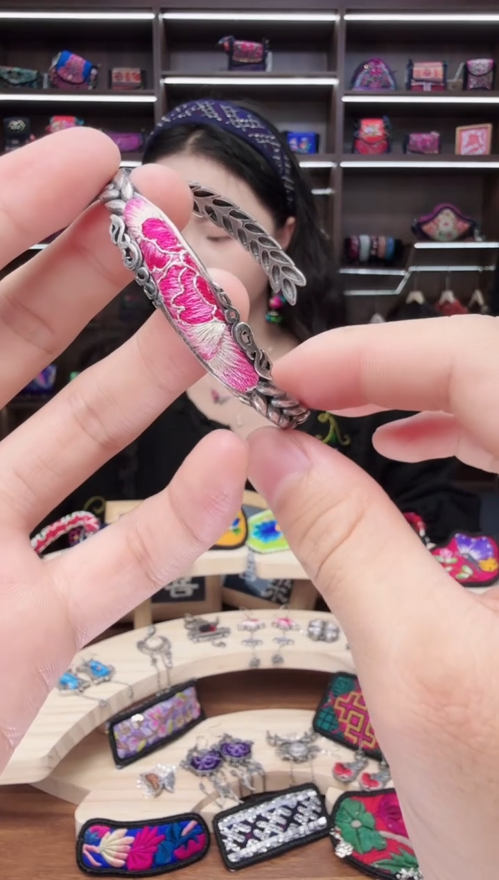 织绣53蒙阿苏苗绣传承店