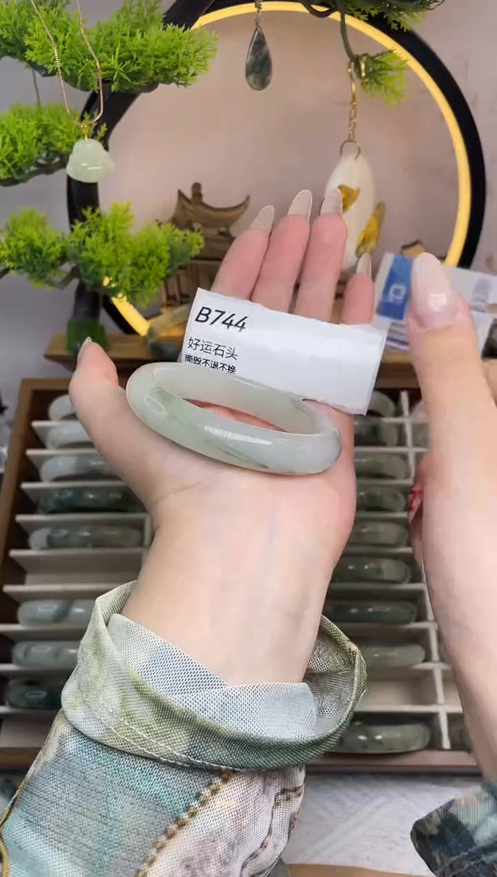 未镶嵌手镯石英质玉B744