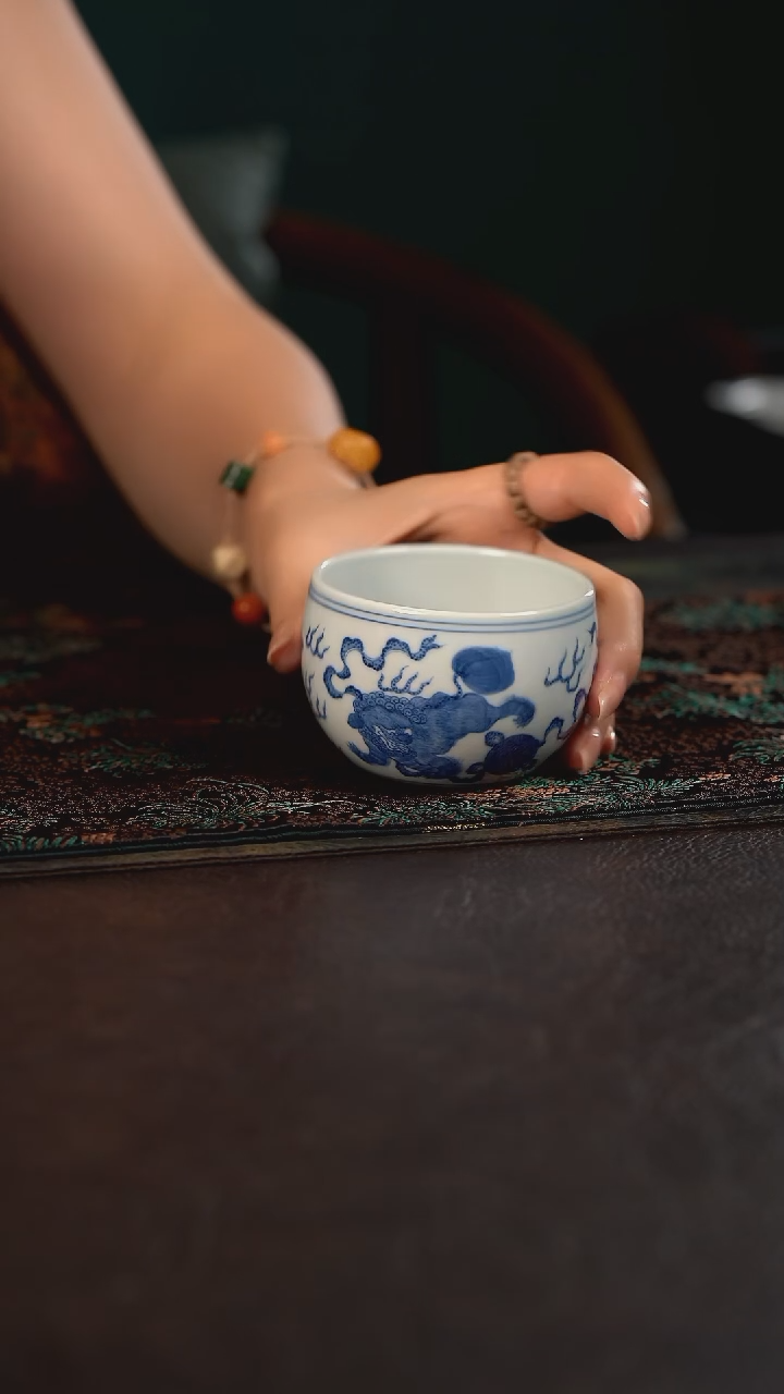 贵红窑青花狮子缸杯