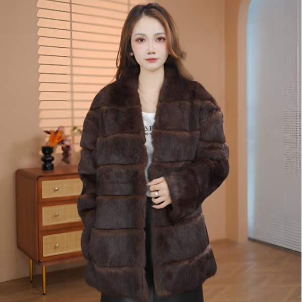 2025新款女装真皮草V领时尚显瘦轻奢皮毛一体兔毛外套