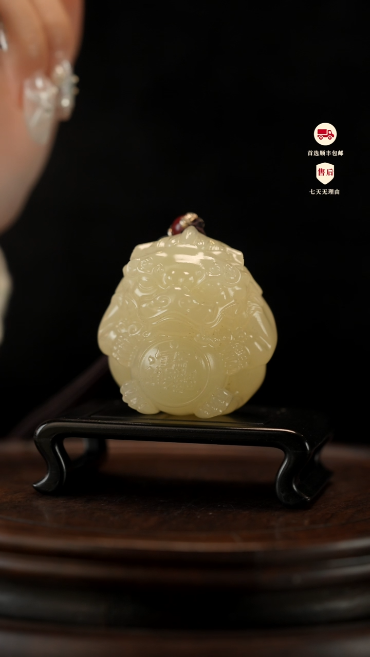 云南石竹叶青雕刻：貔貅抱球