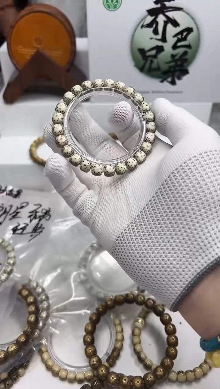 星月菩提手串191  石玉料绿包白9*8mm