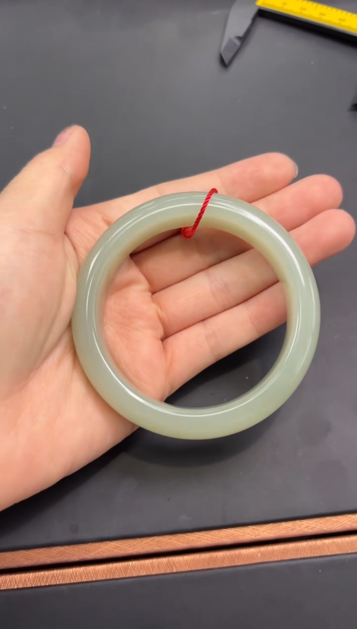 【闪购商品】和田玉手镯未镶嵌且末微色差近矿58