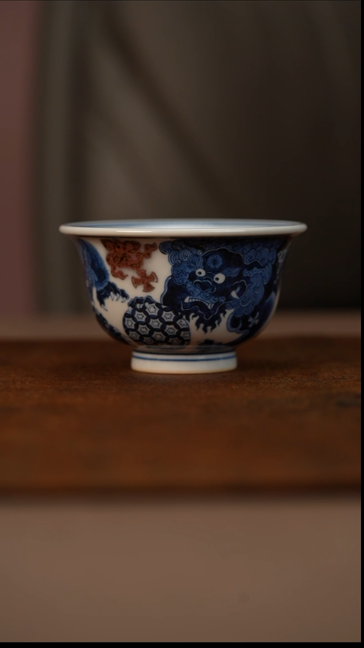 又见春风青花釉里红狮子压手杯