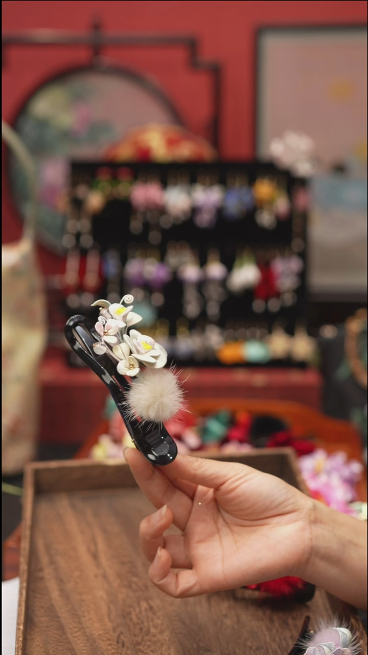刺绣非遗绒花饰品 