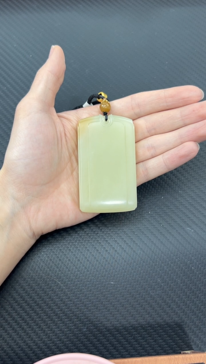 【闪购商品】和田玉吊坠(赠链)未镶嵌且末微色差金山吊坠