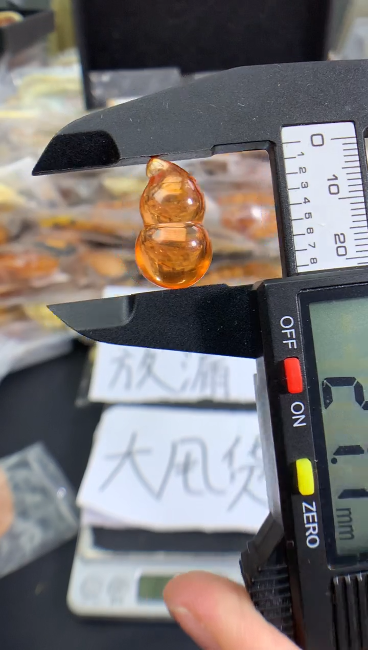 蜜蜡未镶嵌珠宝奇石585