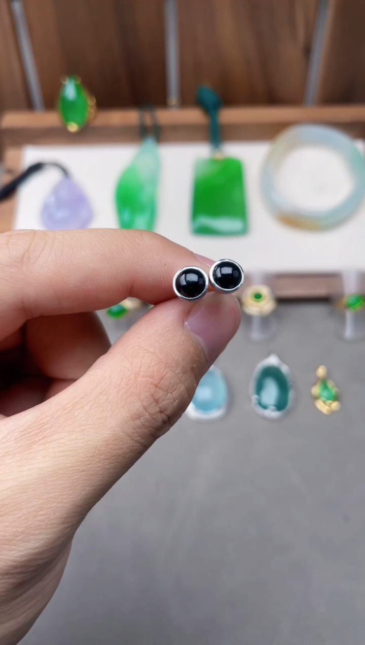 【闪购商品】翡翠耳钉18K金镶嵌王朝阳翠语冰种墨翠耳钉