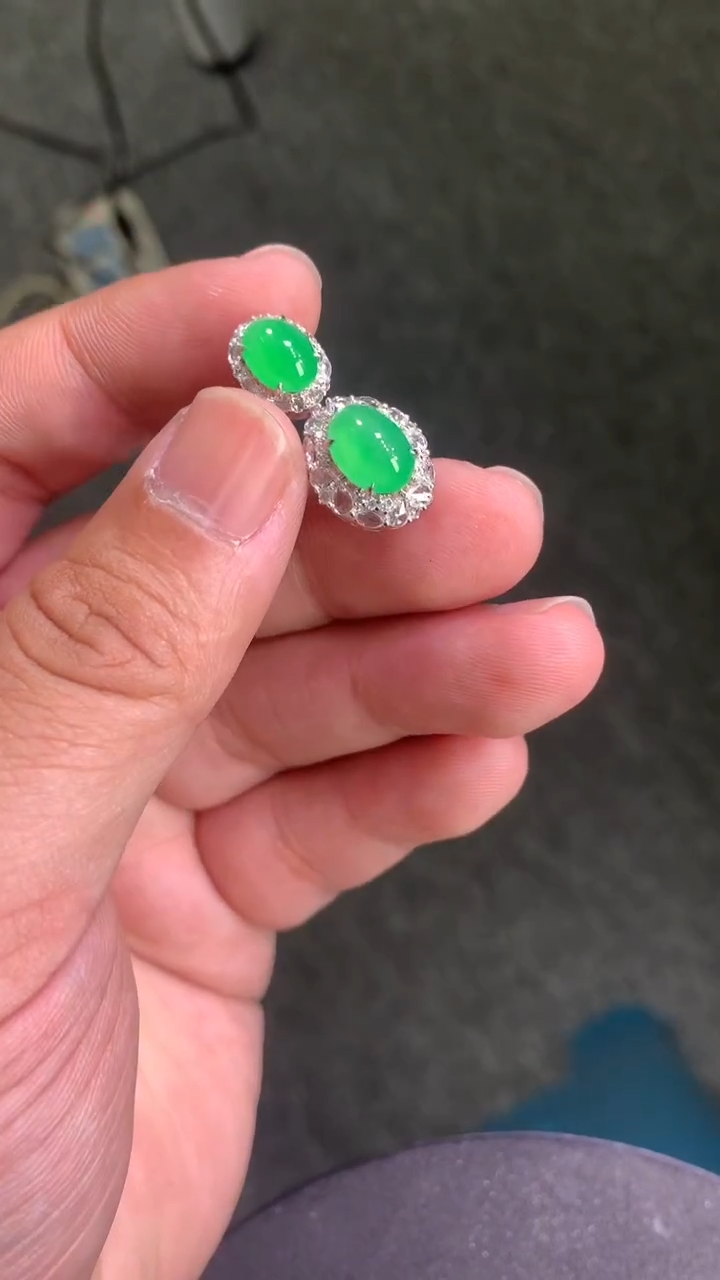 颈饰18K金镶嵌翡翠蛋面