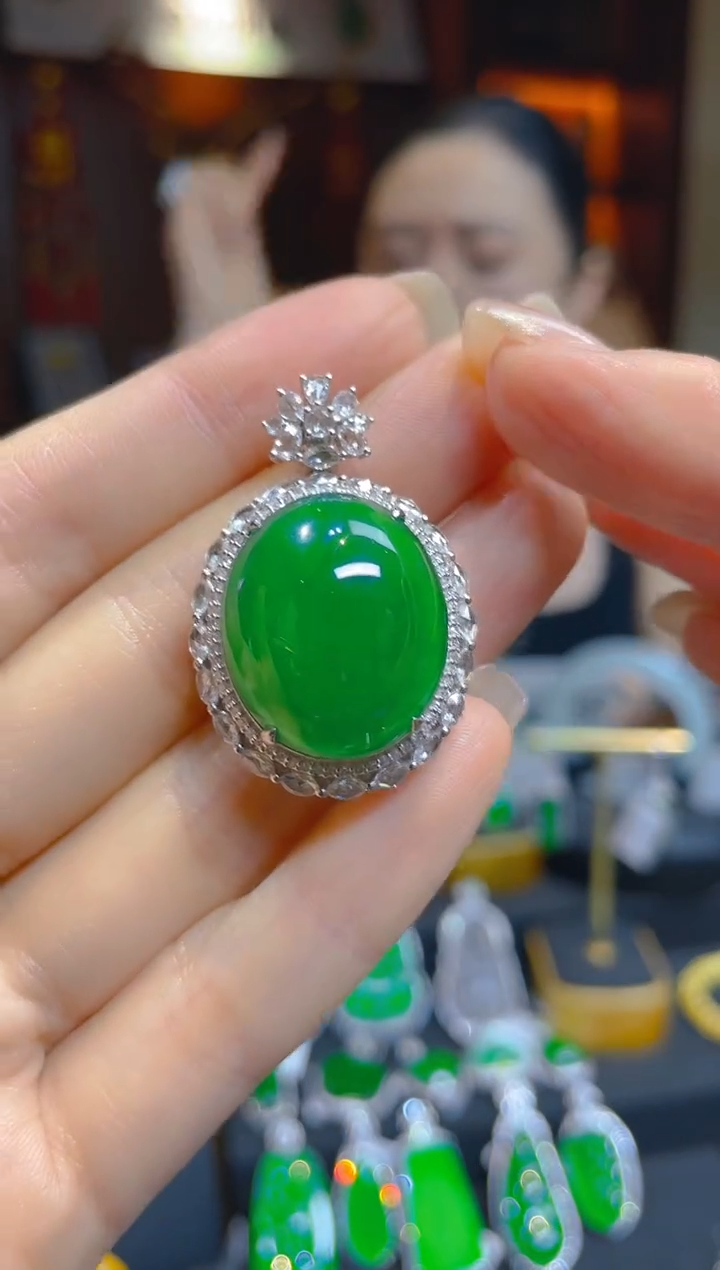 翡翠18K金镶嵌颈饰天然A货翡翠蛋面/132586