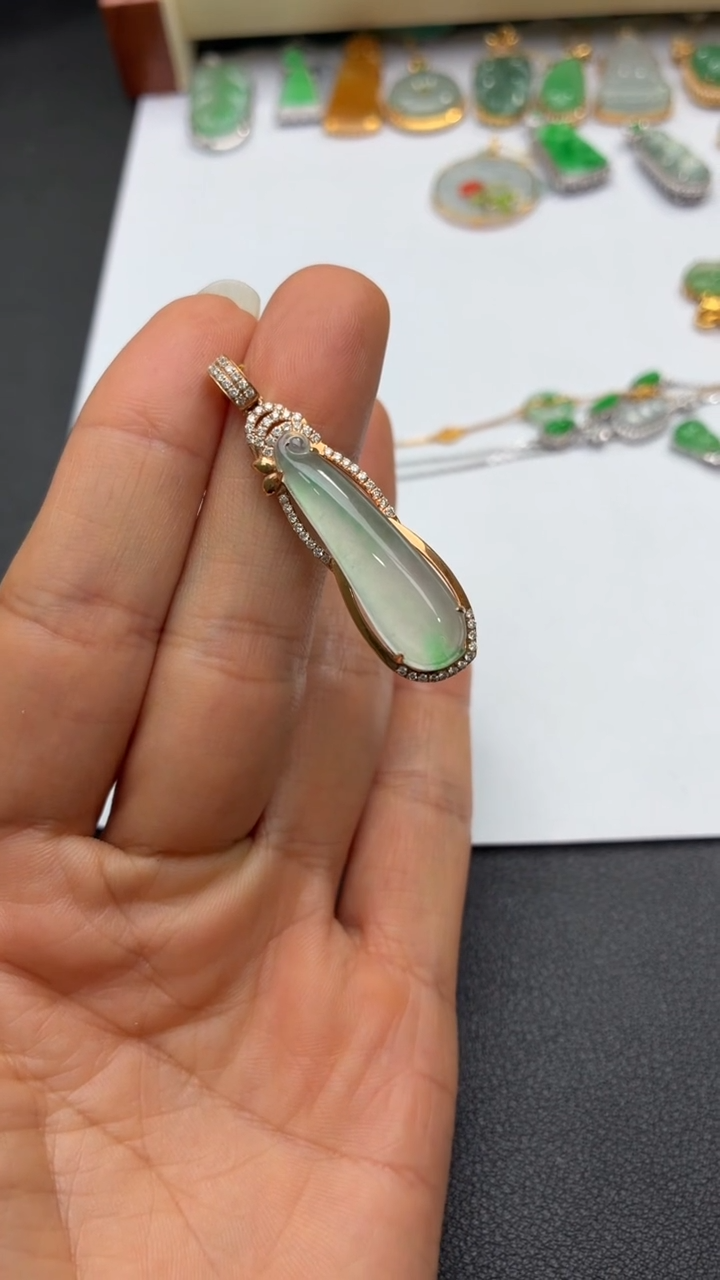 颈饰18K金镶嵌翡翠天然翡翠A货