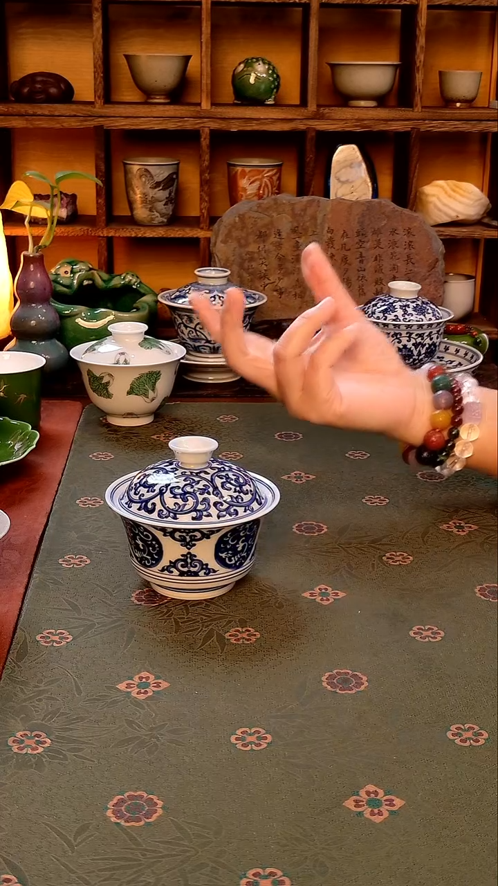 【手工手绘开窗龙纹青花盖碗】