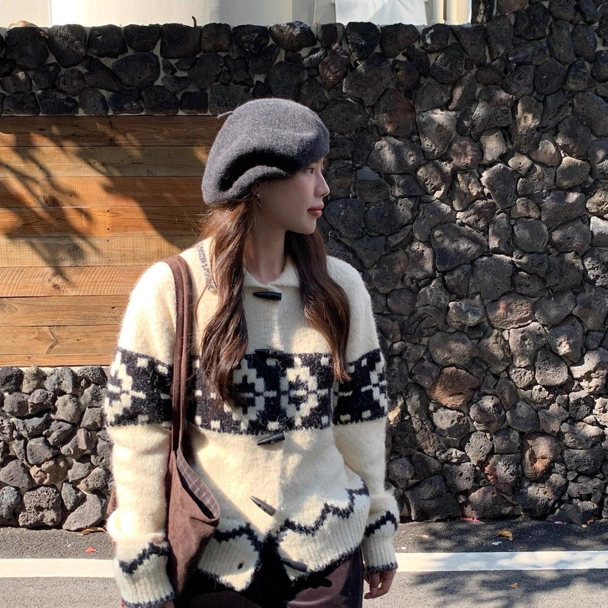 复古别致印花羊角扣毛衣开衫外套女2025冬季新款撞色软糯针织上衣