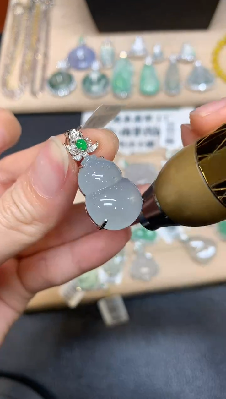 【闪购商品】翡翠颈饰18K金镶嵌葫芦【无服务费