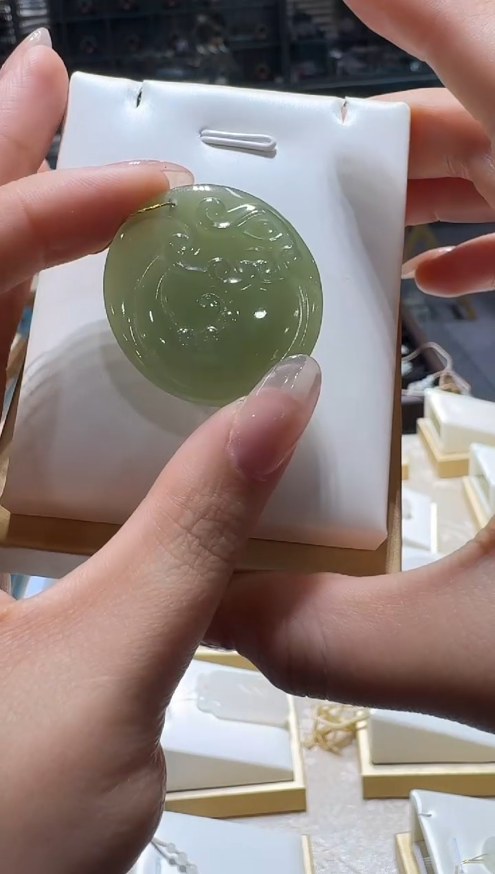 颈饰未镶嵌和田玉圆牌雕刻件吊坠/配绳