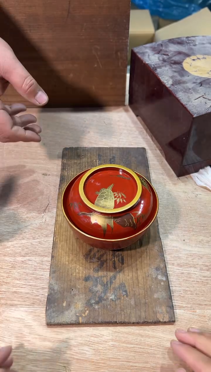 576 厚胎重描金盖碗