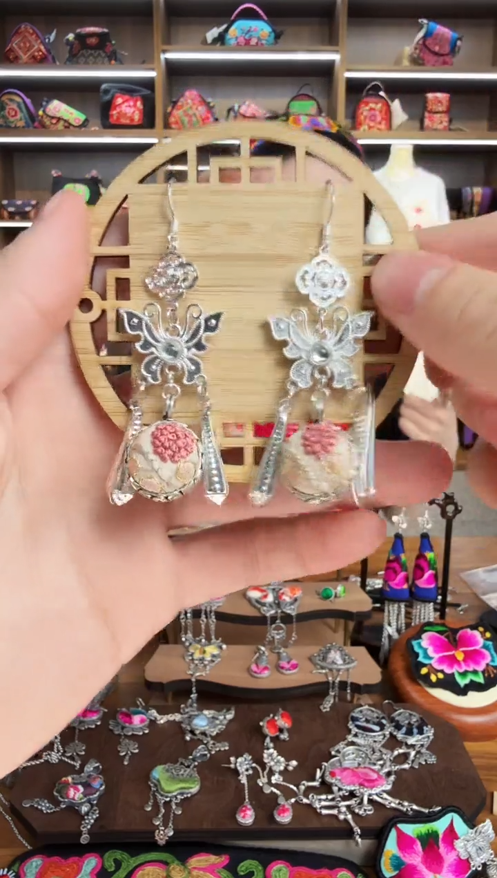 【闪购商品】织绣27蒙阿苏苗绣传承