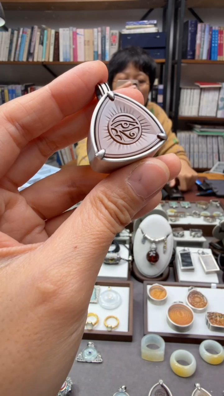 琥珀颈饰未镶嵌荷鲁斯之眼吊坠