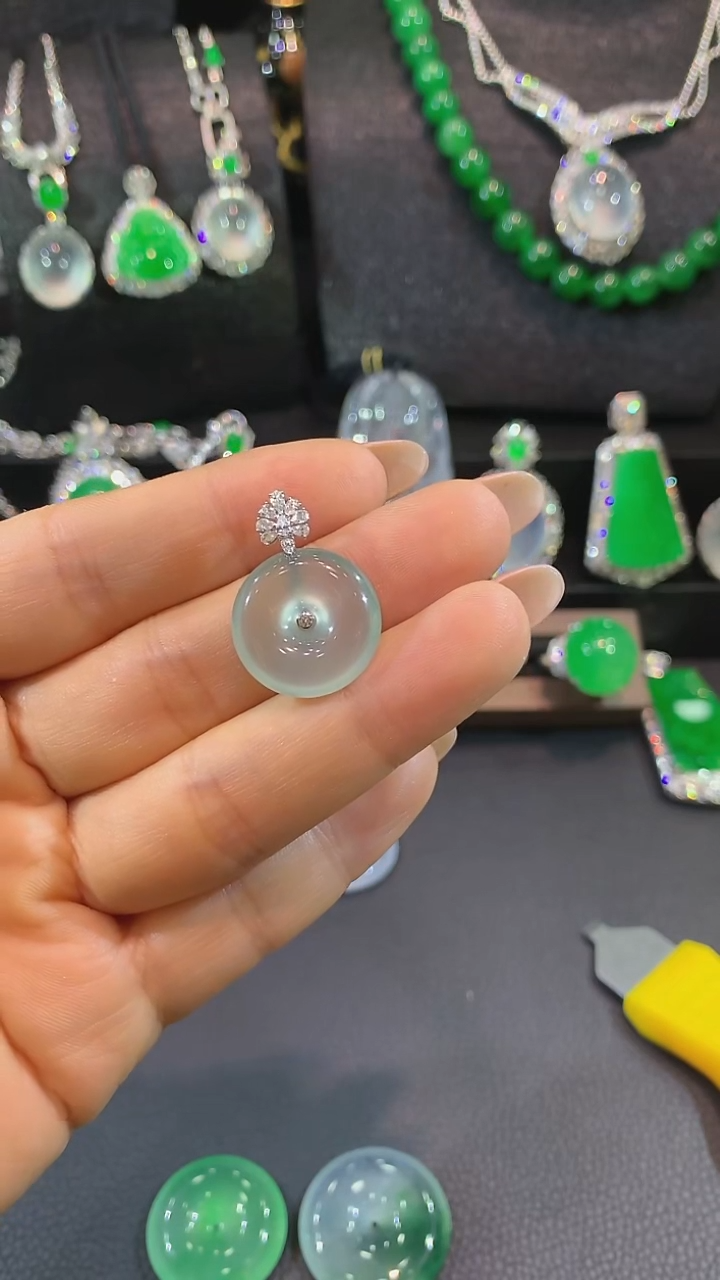 吊坠(不含链)18K金镶嵌翡翠吊坠