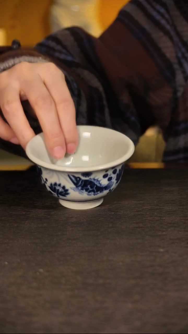 乐之斋青花鱼藻压手杯