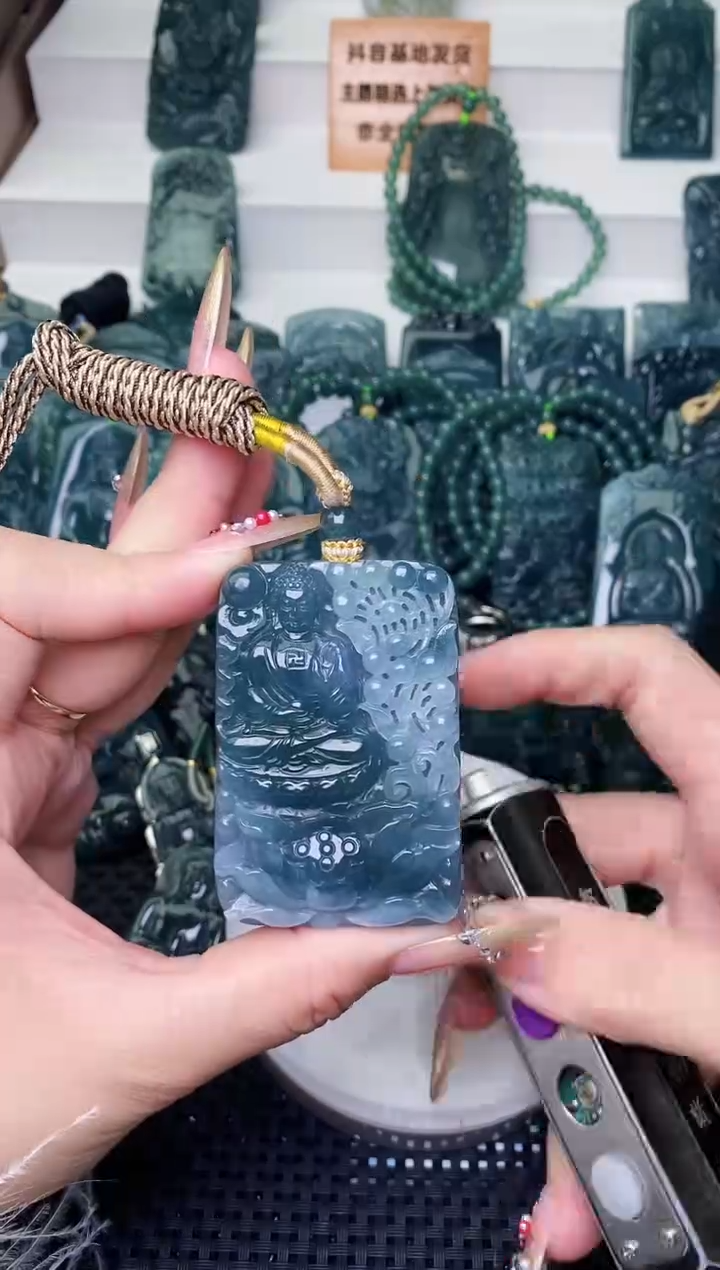 颈饰未镶嵌翡翠 