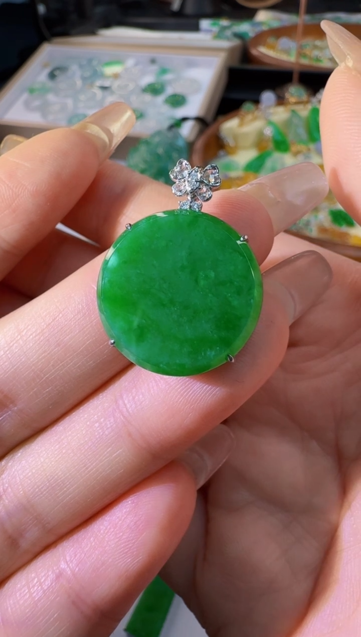 【闪购商品】翡翠吊坠(不含链)18K金镶嵌缅甸翡翠A货吊坠