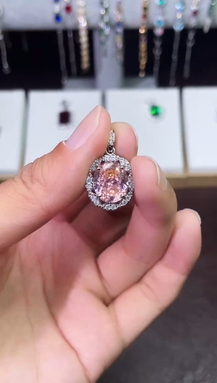 足铂镶嵌合成（培育）蓝宝石吊坠(赠链)日出粉吊坠