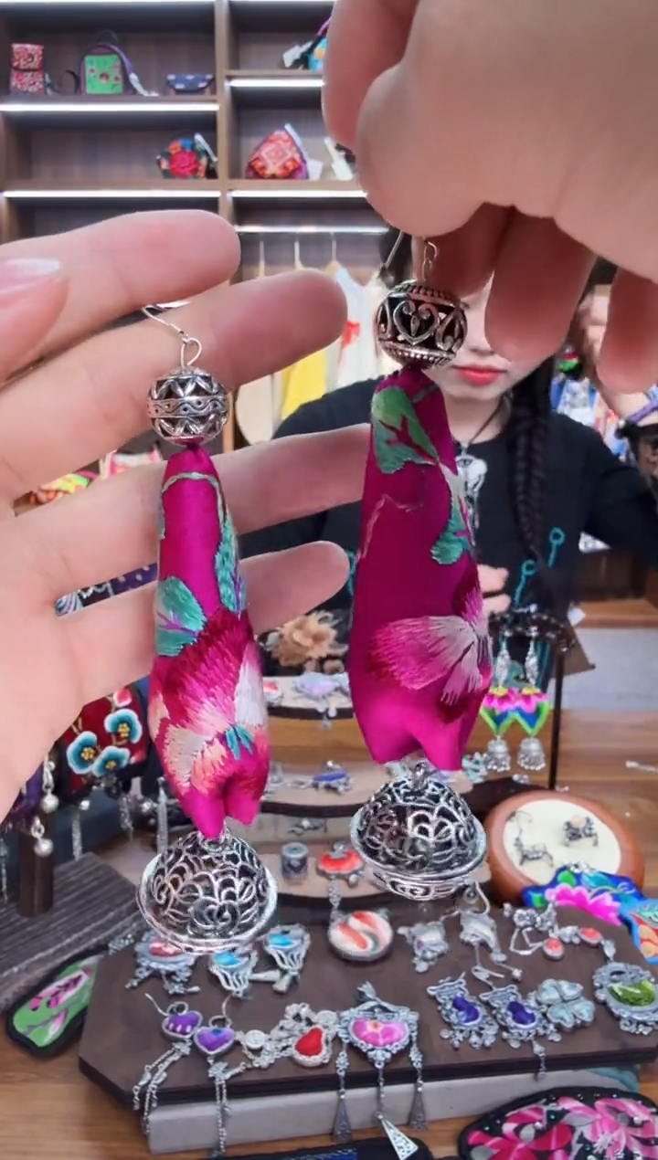 【闪购商品】织绣96蒙阿苏苗绣传承