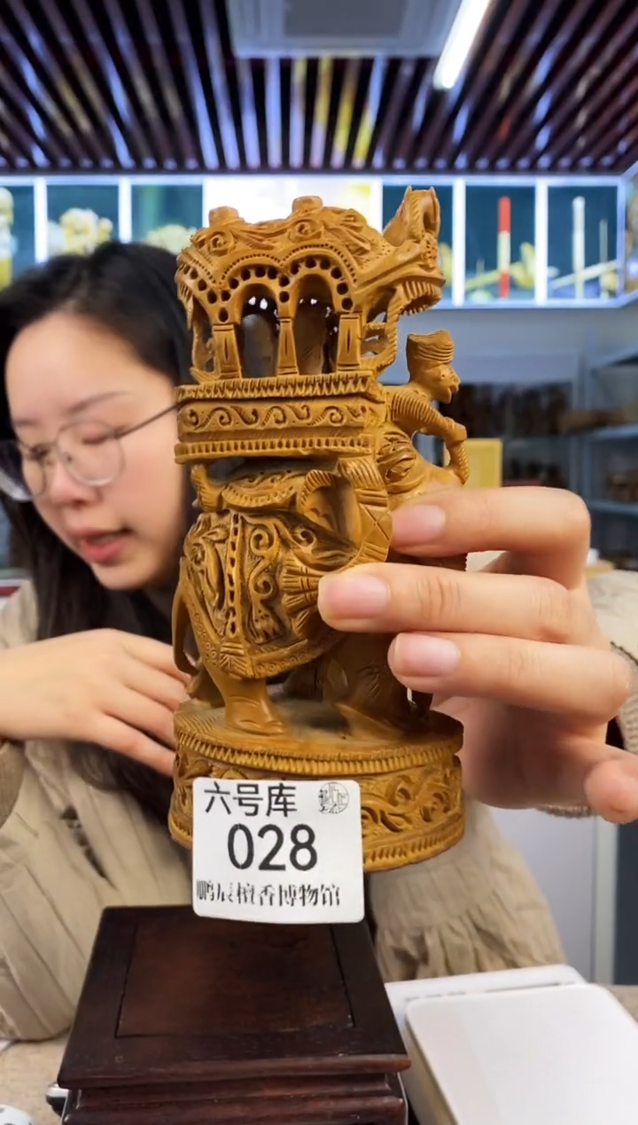 【闪购商品】檀香木六号库028-工艺品象车微瑕226克