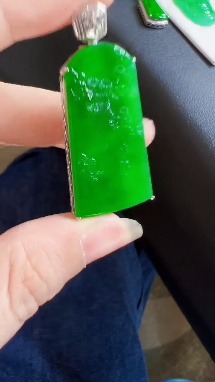 颈饰18K金镶嵌翡翠君**蹈山水