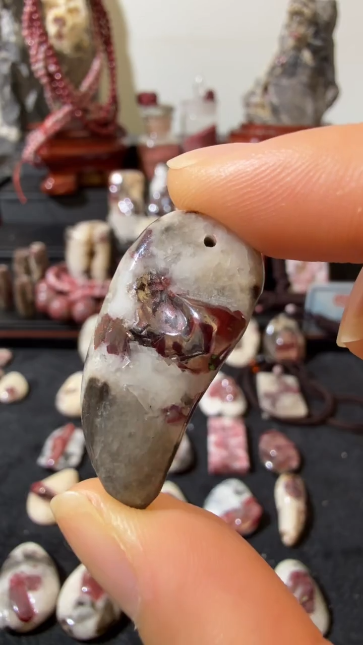 天然辰砂天然辰砂天然朱砂大晶砂随行吊坠