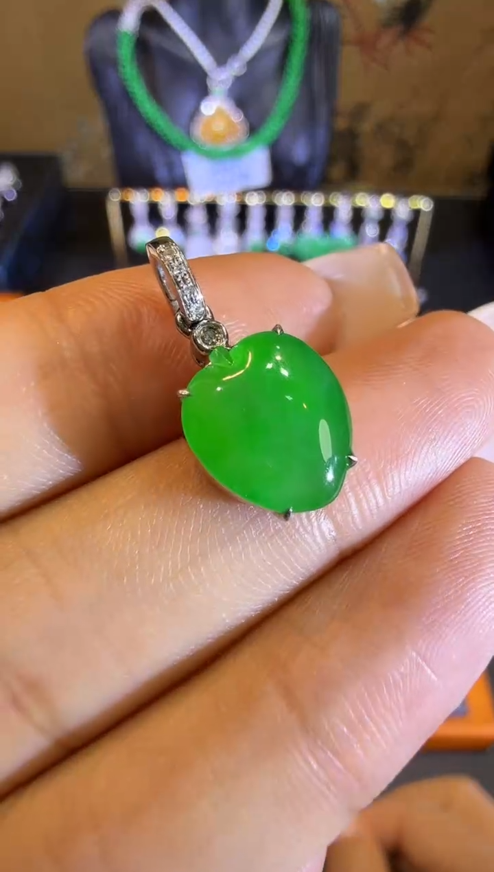 【闪购商品】翡翠吊坠(赠链)18K金镶嵌高冰满绿福瓜小提溜