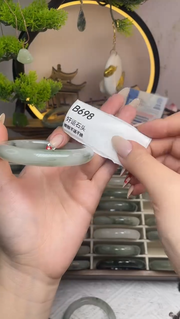 未镶嵌手镯石英质玉B698瑕